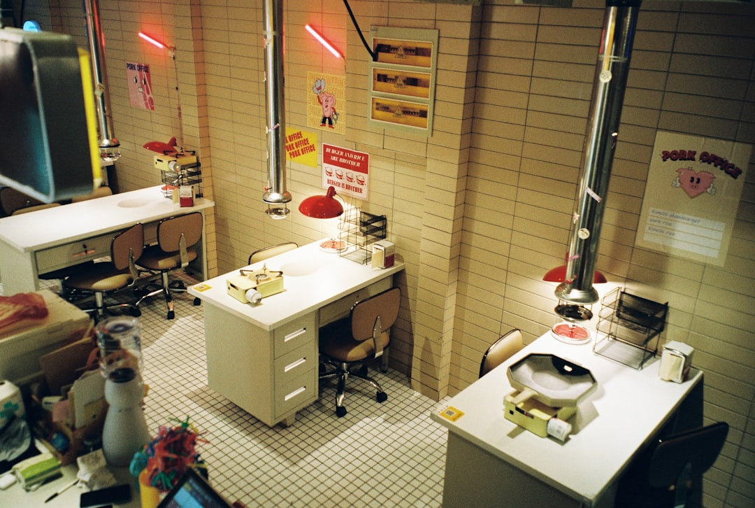 Detalle de limpieza de vidrios y ventanales en altura.